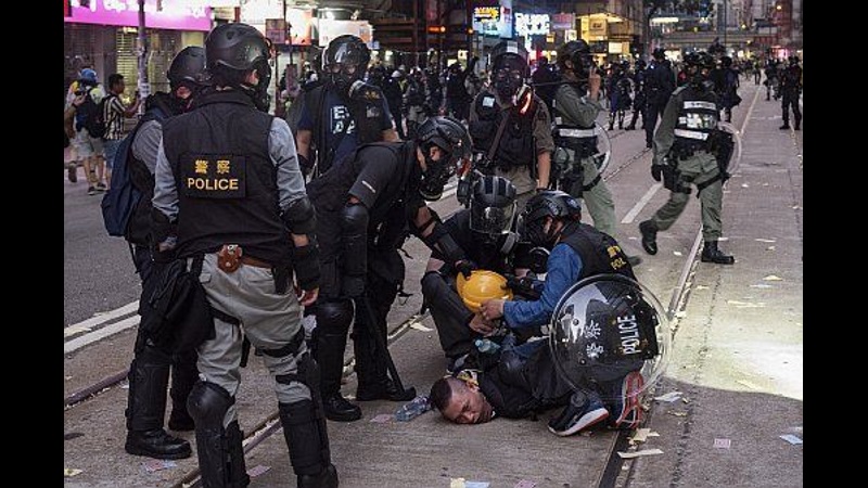 Hong Kong'da dün 100 Yaralı, Onlarca Gözaltı