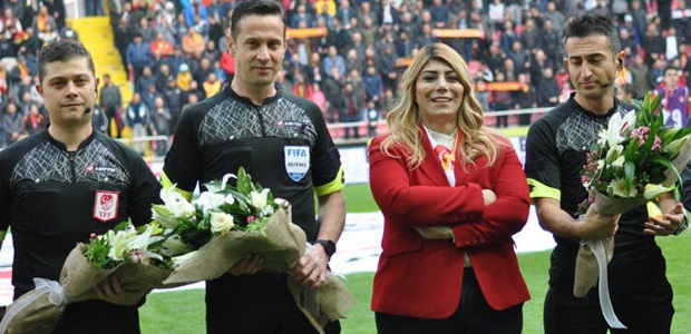 Sahalara Kadın Eli Değdi ''Berna Gözbaşı'ndan hakemlere çiçek''