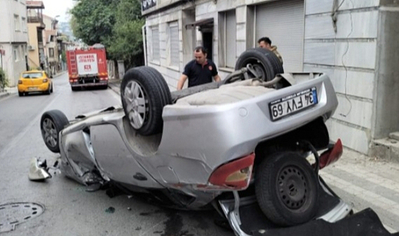 Üsküdar beylerbeyi'nde kontrolden çıkan araç direğe çarptı: 5 yaralı var