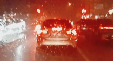 SAĞANAK YAĞIŞ İSTANBUL’U VURDU! ÜSKÜDAR’DA CADDE VE SOKAKLAR GÖLE DÖNDÜ