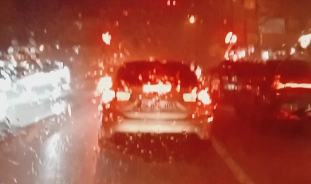 SAĞANAK YAĞIŞ İSTANBUL’U VURDU! ÜSKÜDAR’DA CADDE VE SOKAKLAR GÖLE DÖNDÜ